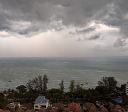 Donkere wolken boven Pantai Miami, Penang