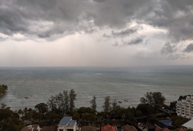 Donkere wolken boven Pantai Miami, Penang